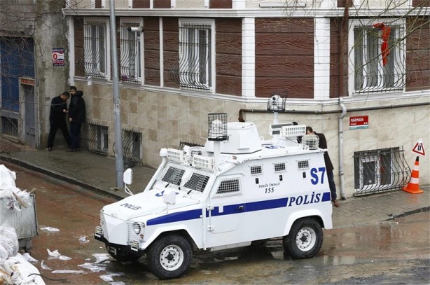 Foto - Bayrampaşa'da polise el bombalı saldırı