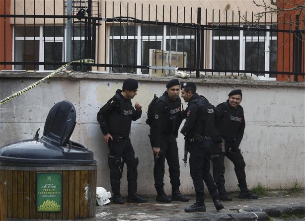 Foto - Bayrampaşa'da polise el bombalı saldırı