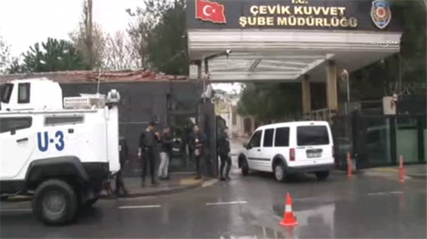 Foto - Bayrampaşa'da polise el bombalı saldırı