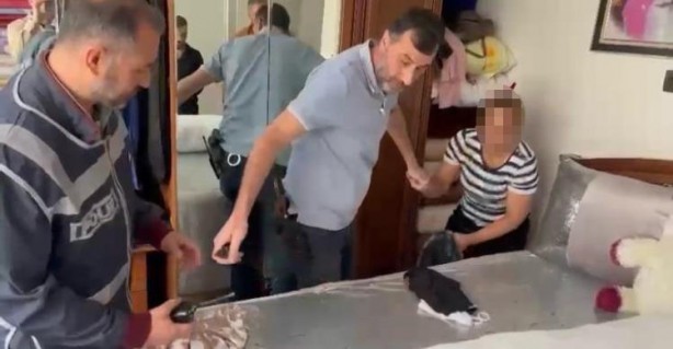 Foto - Bazada, çatıda, dolapta… Nereye el atsan şüpheli çıktı