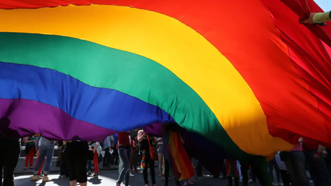 Foto - Bazı Avrupa ülkeleri bile uyanıyor ama CHP hâlâ uykuda! O ülkede 'onursuz' LGBT'ye yer yok