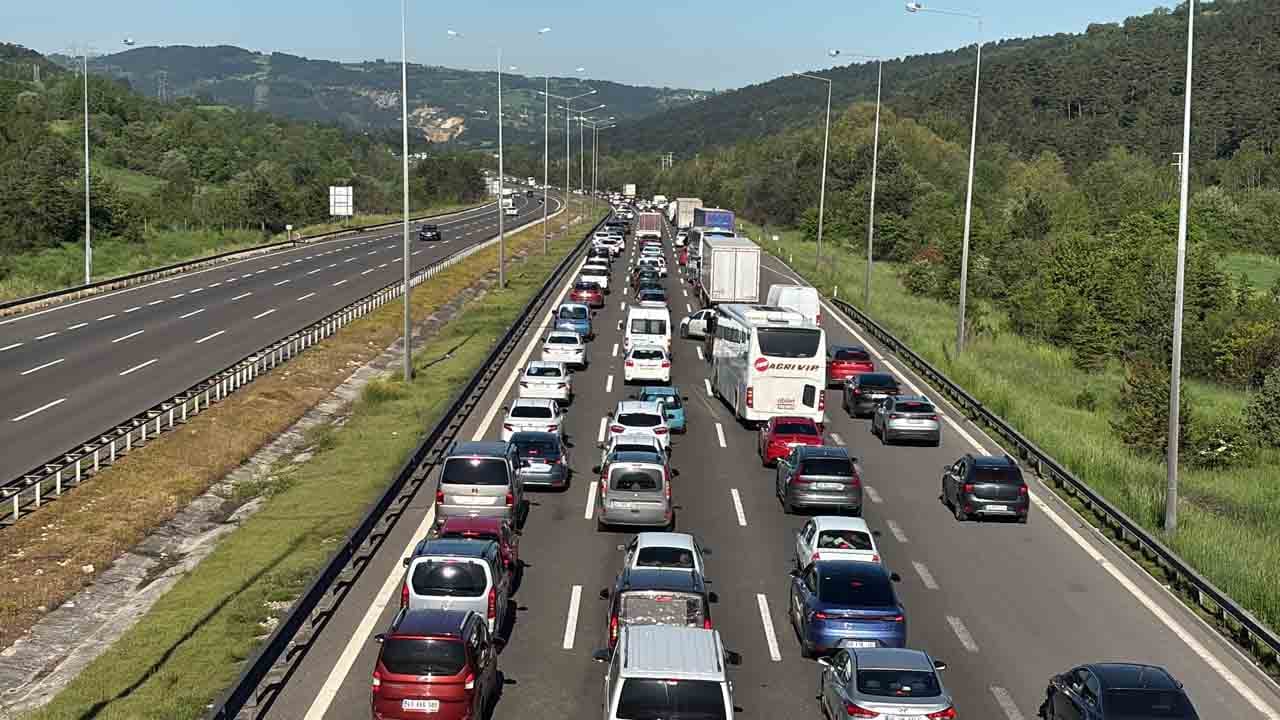 Bazı bölgelerde trafik durma noktasında: Tatilcilerin dönüş çilesi