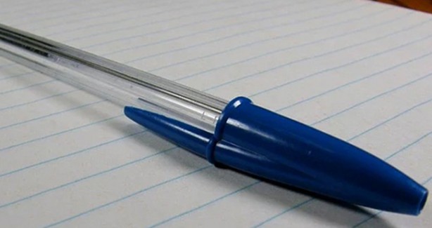 Foto - Bazı tükenmez kalemlerin kapakları neden deliklidir?