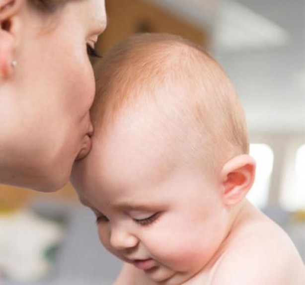 Foto - Bebeği ayağından öpmeyin!