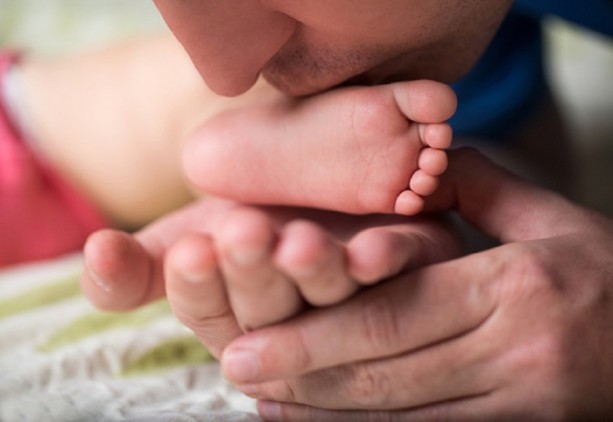 Foto - Bebeği ayağından öpmeyin!