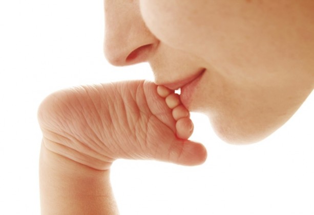 Foto - Bebeği ayağından öpmeyin!