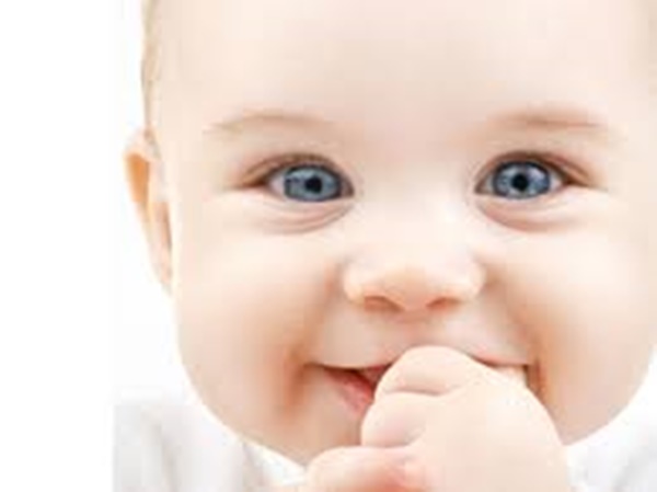 Foto - Bebeği bebek sesi konuşturuyor