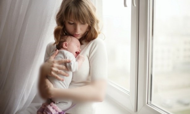 Foto - Bebeği devamlı ağlayan ebeveynlere öneriler
