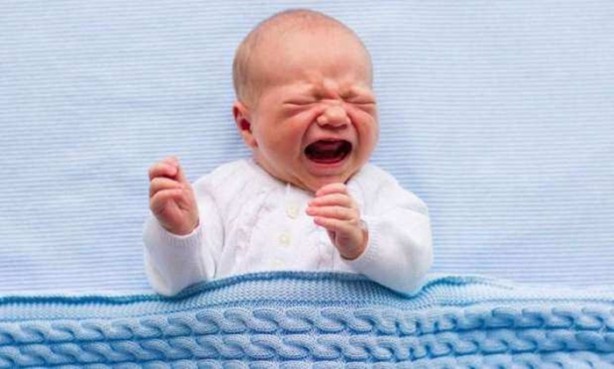  Bebeği devamlı ağlayan ebeveynlere öneriler