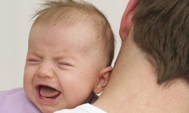 Foto - Bebeği devamlı ağlayan ebeveynlere öneriler