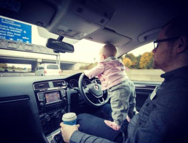 Foto - Bebeği elinde bıçakla gören hayrete düştü! Ama...