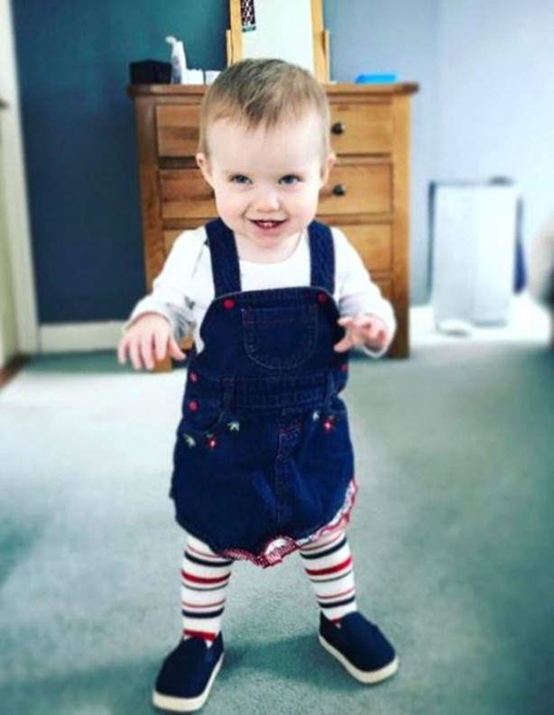 Foto - Bebeği elinde bıçakla gören hayrete düştü! Ama...