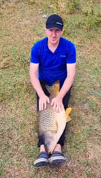 Foto - Bebeğini değil tuttuğu balığı böyle salladı! 