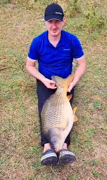 Foto - Bebeğini değil tuttuğu balığı böyle salladı! 