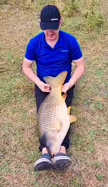 Foto - Bebeğini değil tuttuğu balığı böyle salladı! 