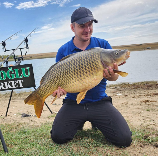 Foto - Bebeğini değil tuttuğu balığı böyle salladı! 