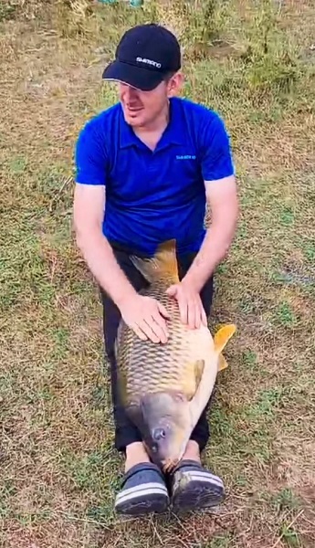 Foto - Bebeğini değil tuttuğu balığı böyle salladı! 