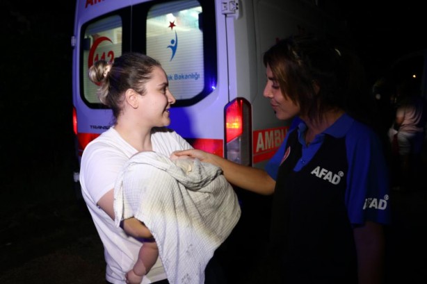 Foto - Bebeğiyle mahsur kalan ailenin yardımına AFAD koştu
