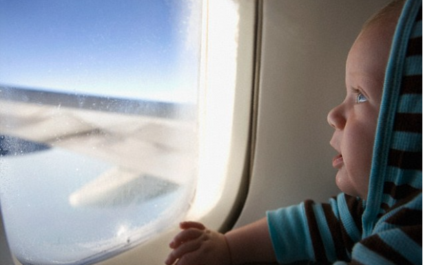 Foto - Bebekle uçak yolculuğu nasıl yapılır?