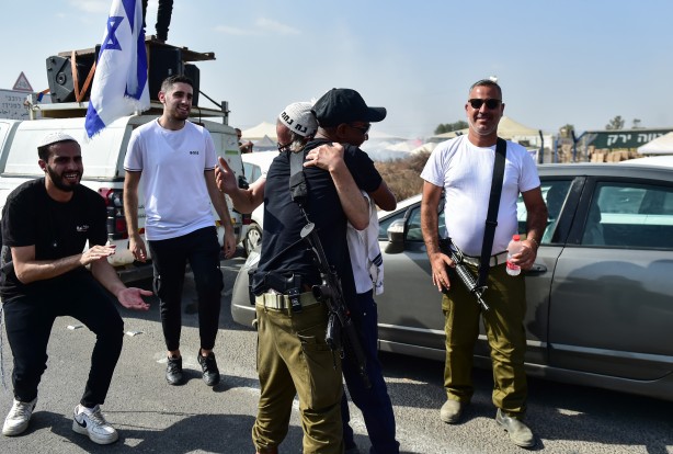 Foto - Bebekler katledilirken bakın onlar ne yaptı! Bunlar insan olamaz