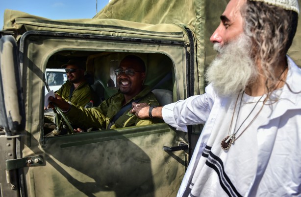 Foto - Bebekler katledilirken bakın onlar ne yaptı! Bunlar insan olamaz