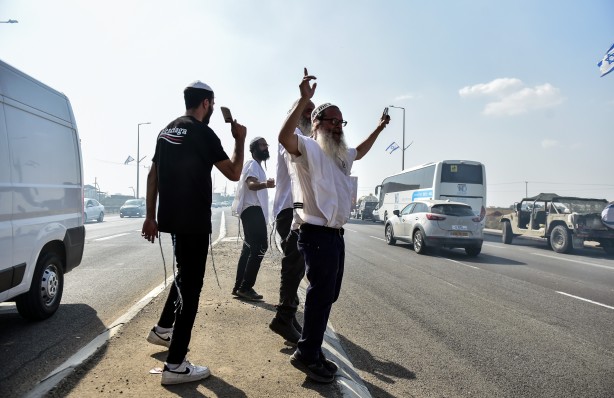 Foto - Bebekler katledilirken bakın onlar ne yaptı! Bunlar insan olamaz