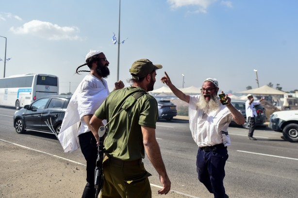 Foto - Bebekler katledilirken bakın onlar ne yaptı! Bunlar insan olamaz