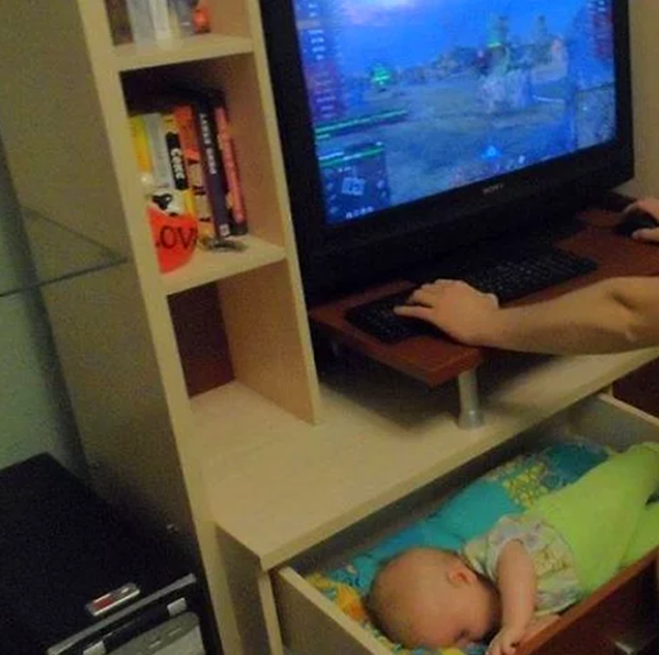 Foto - Bebekleriyle yalnız kalan babalar ne yapar?