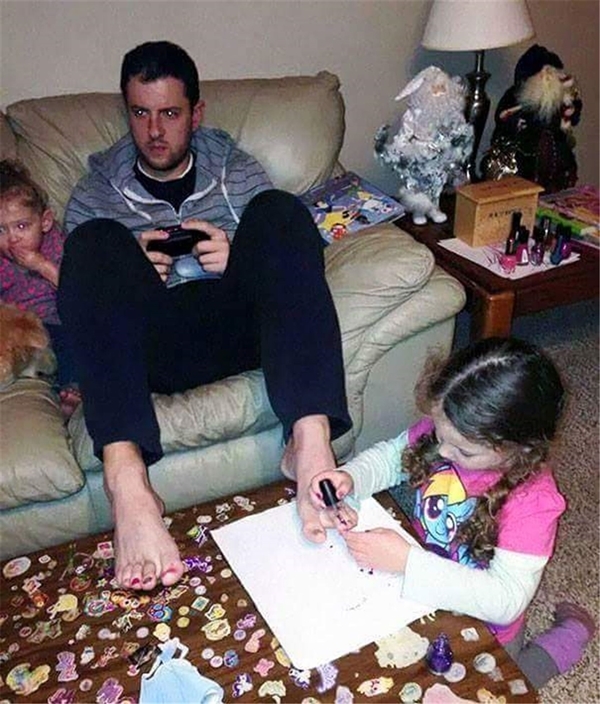 Foto - Bebekleriyle yalnız kalan babalar ne yapar?