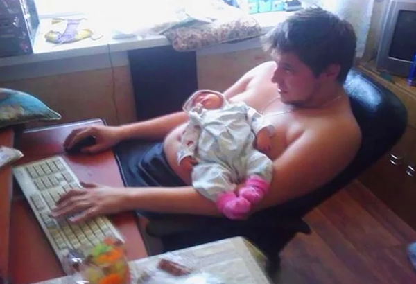 Foto - Bebekleriyle yalnız kalan babalar ne yapar?