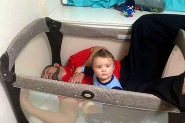 Foto - Bebekleriyle yalnız kalan babalar ne yapar?