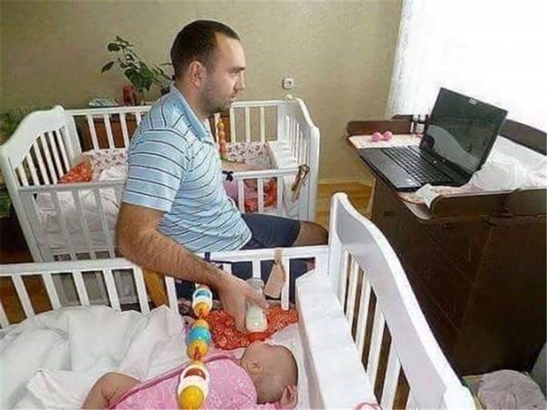 Foto - Bebekleriyle yalnız kalan babalar ne yapar?