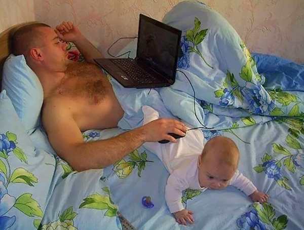 Foto - Bebekleriyle yalnız kalan babalar ne yapar?