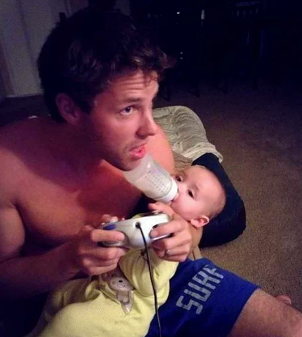 Foto - Bebekleriyle yalnız kalan babalar ne yapar?