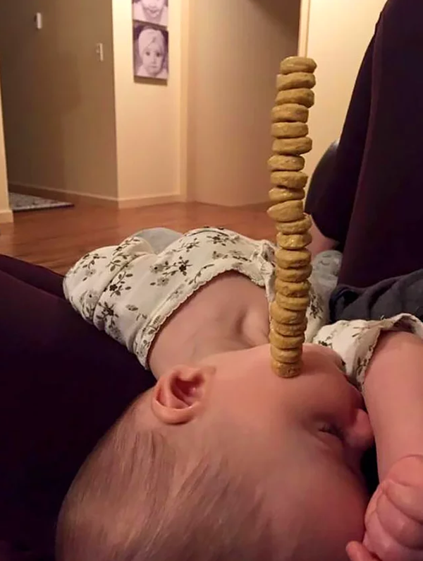 Foto - Bebekleriyle yalnız kalan babalar ne yapar?