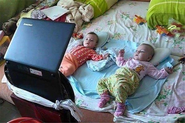 Foto - Bebekleriyle yalnız kalan babalar ne yapar?