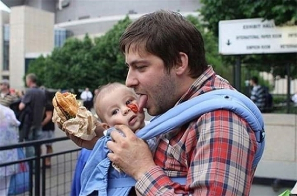 Foto - Bebekleriyle yalnız kalan babalar ne yapar?