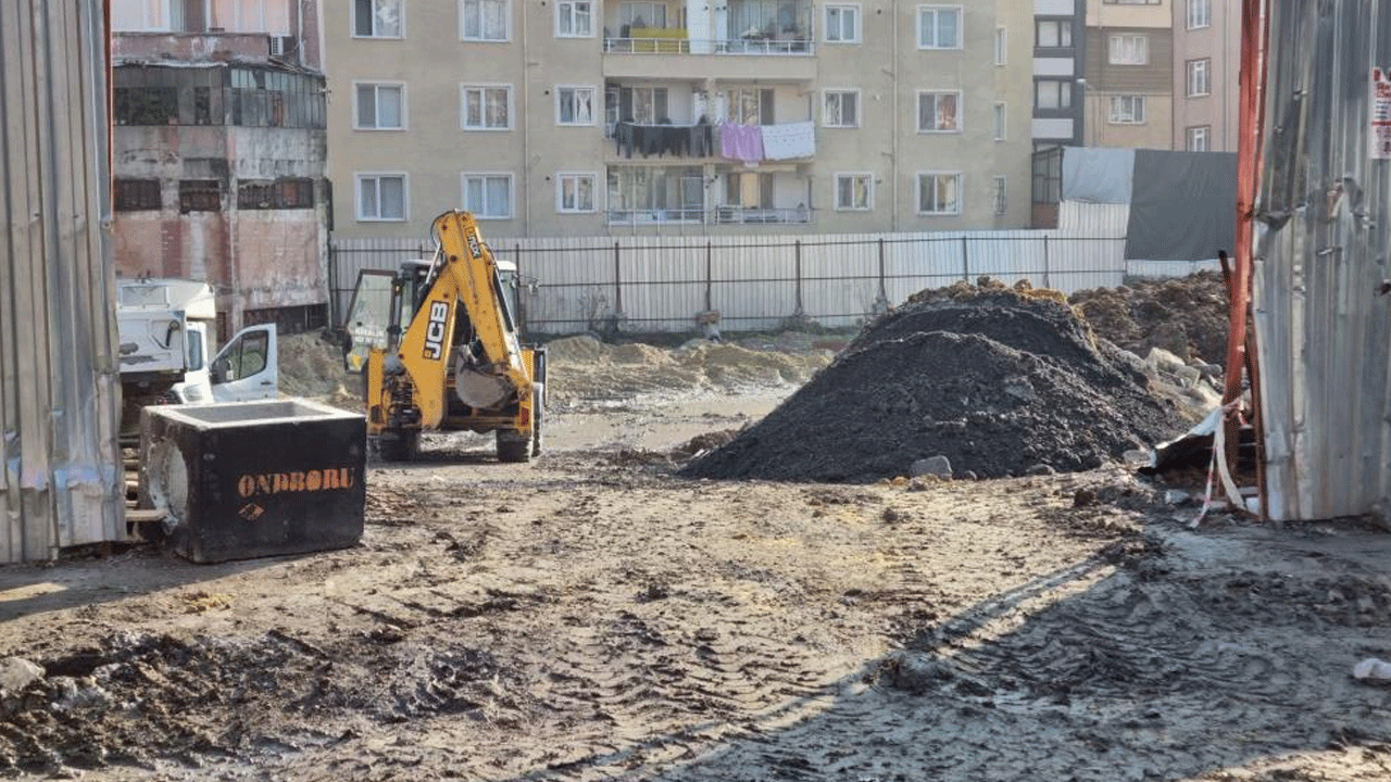 Foto - Beceriksiz Ekrem Beyoğlu'nu çamura buladı