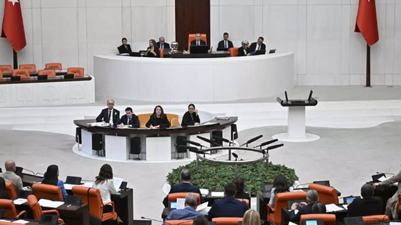 Foto - Bekir Bozdağ AK Parti sıralarına dönerek sitem etti: O arkadaşımız dışarı çıksın