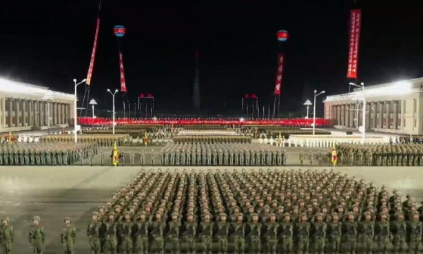 Foto - Beklenen oldu! Kuzey Kore iki yıl aradan sonra sergiledi