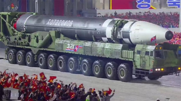 Foto - Beklenen oldu! Kuzey Kore iki yıl aradan sonra sergiledi