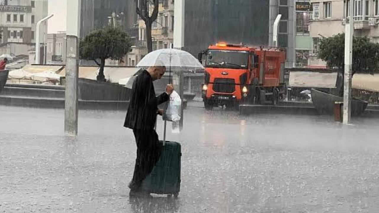 Beklenen oldu! Sağanak yağış İstanbul’u felç etti