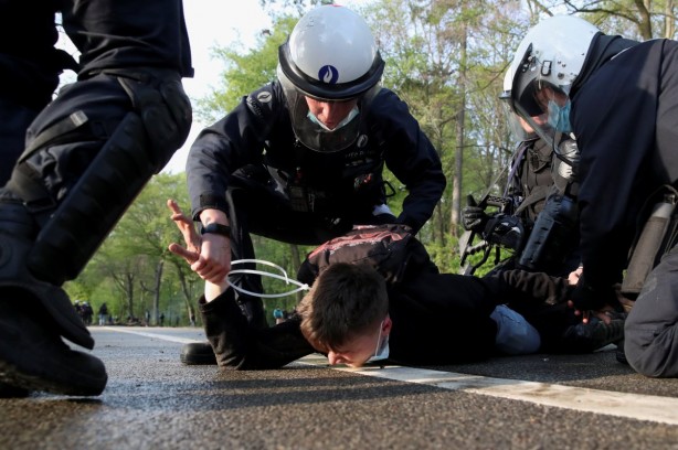 Belçika polisinden orantısız şiddet