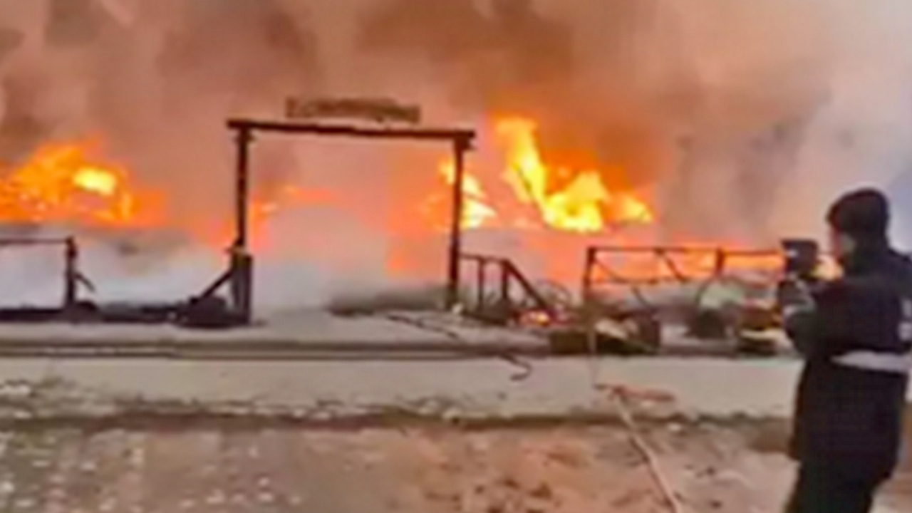 Foto - Belediye değil, valiliğinin denetimi faciayı önledi: 78 kişinin hayatını kaybettiği Kartalkaya yangınını anımsattı.. Yine Bolu, yine otel yangını