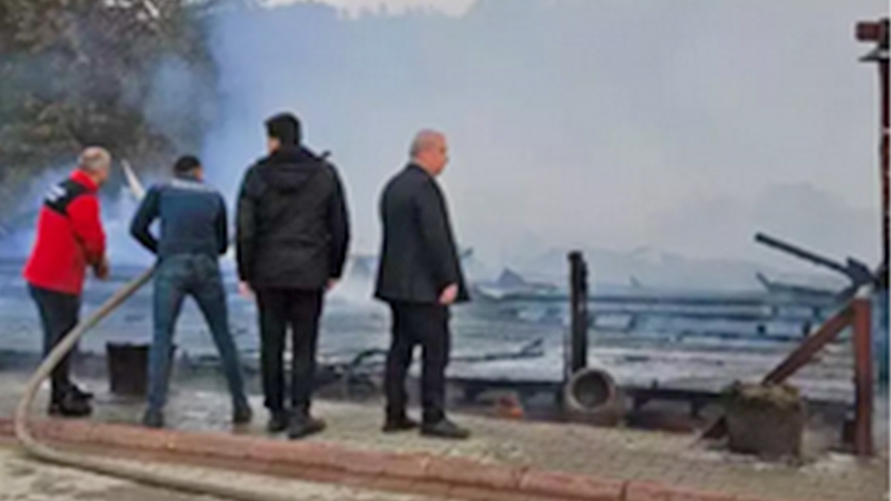 Foto - Belediye değil, valiliğinin denetimi faciayı önledi: 78 kişinin hayatını kaybettiği Kartalkaya yangınını anımsattı.. Yine Bolu, yine otel yangını