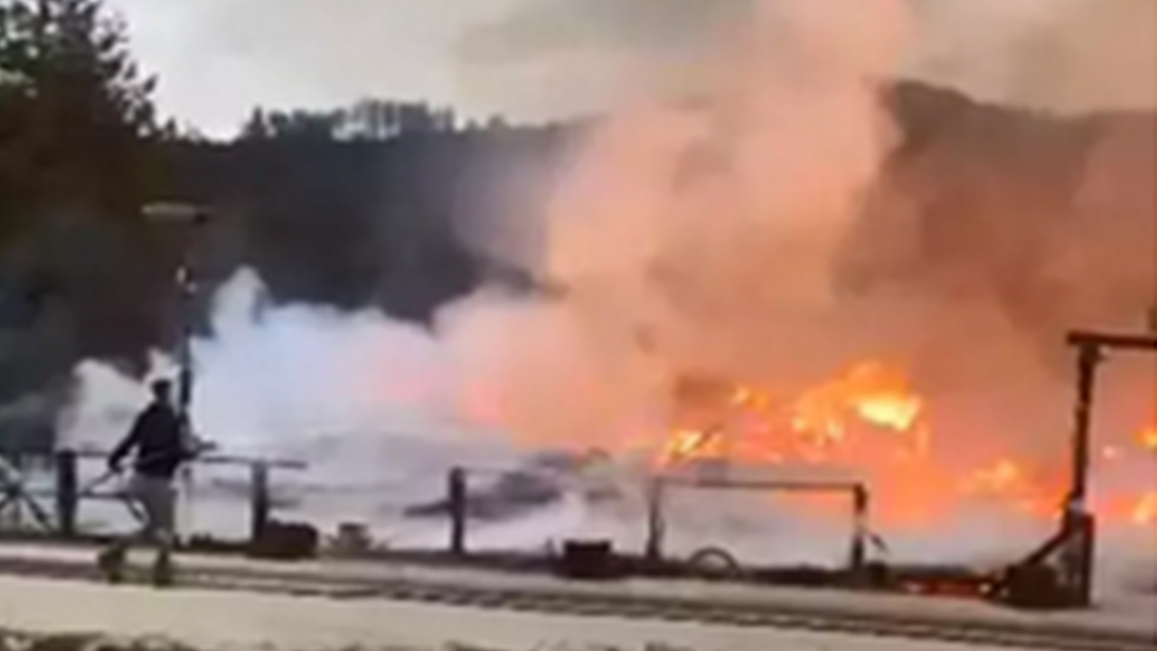 Foto - Belediye değil, valiliğinin denetimi faciayı önledi: 78 kişinin hayatını kaybettiği Kartalkaya yangınını anımsattı.. Yine Bolu, yine otel yangını