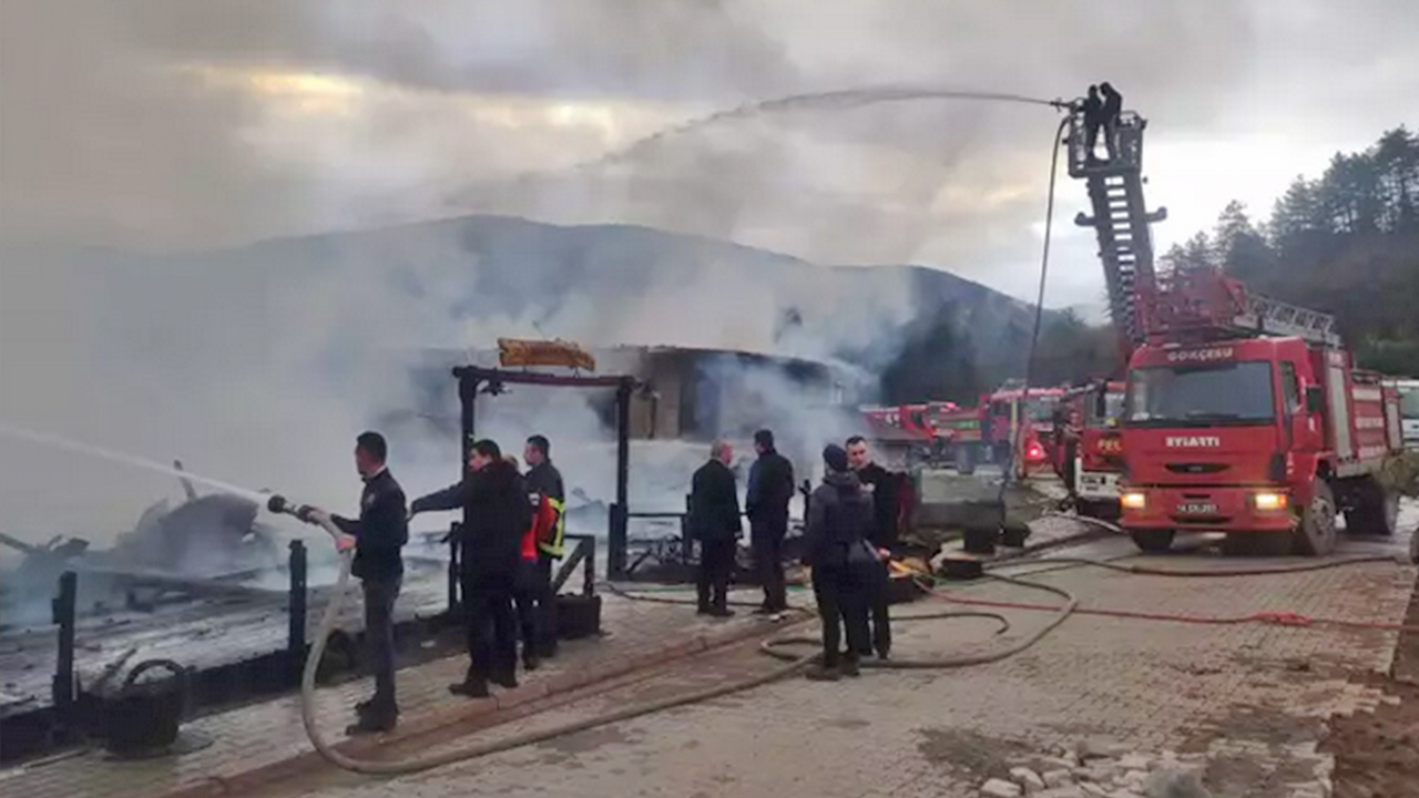 Foto - Belediye değil, valiliğinin denetimi faciayı önledi: 78 kişinin hayatını kaybettiği Kartalkaya yangınını anımsattı.. Yine Bolu, yine otel yangını
