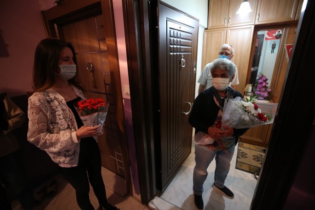 Belediye ekipleri, şehit ailesini özel izinle oğullarının mezarına götürdü