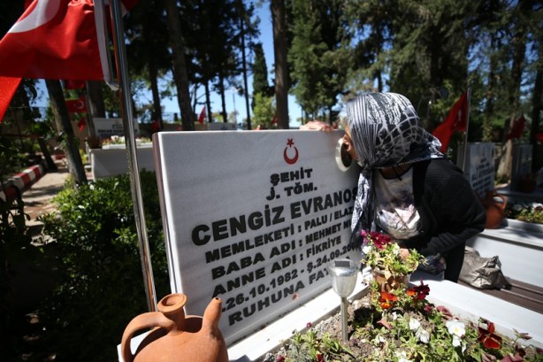 Foto - Belediye ekipleri, şehit ailesini özel izinle oğullarının mezarına götürdü