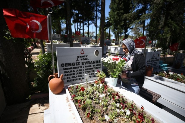 Foto - Belediye ekipleri, şehit ailesini özel izinle oğullarının mezarına götürdü